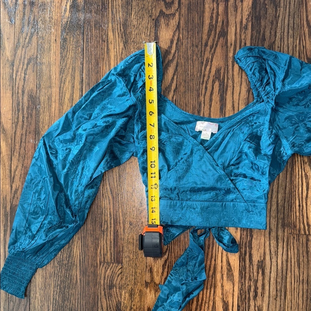 Free People Emerald Satin Wrap Crop Top Balloon Sleeve NWT XS - Picture 12 of 15